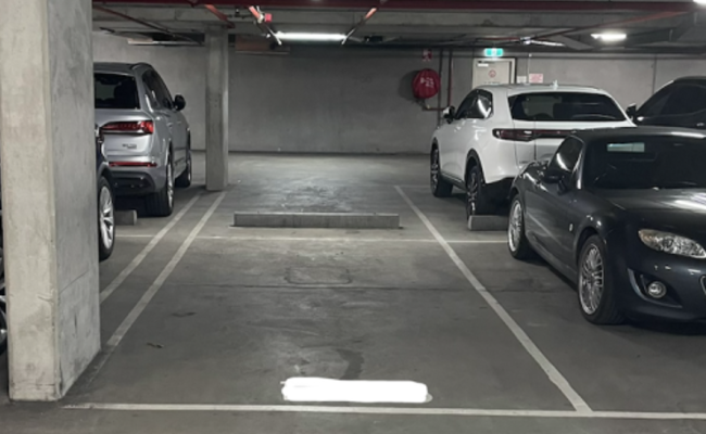 2min walk Southern Cross Station / CBD / 1st floor secure / 24hr concierge / pedestrian access