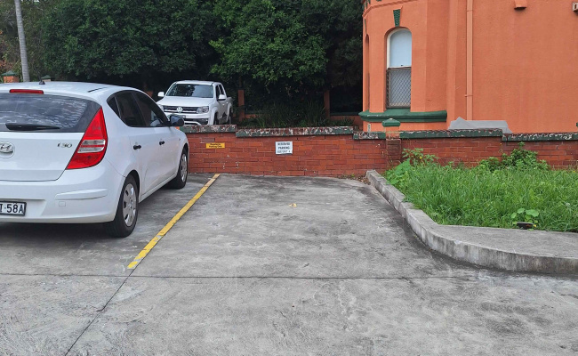 Summer Hill - Safe Open Parking Access Anytime opposite Ashfield Manor