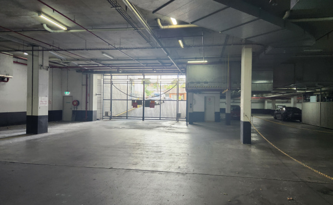 Underground, Secure, OVERSIZED Parking Space, Close to The Airport (10min) Available 24/7