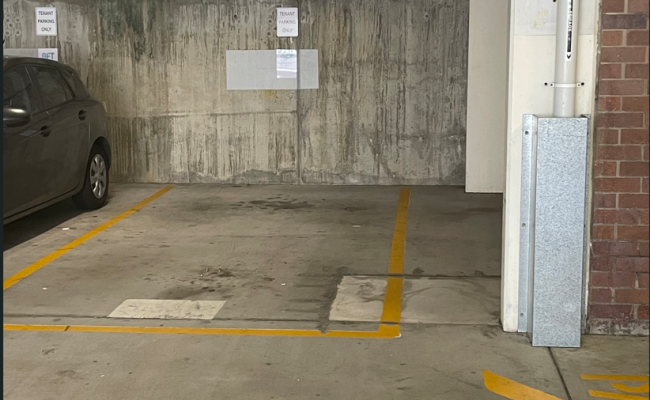 Great parking space in Woolloongabba and only 4min walk to Buranda Train and 15min walk to Gabba