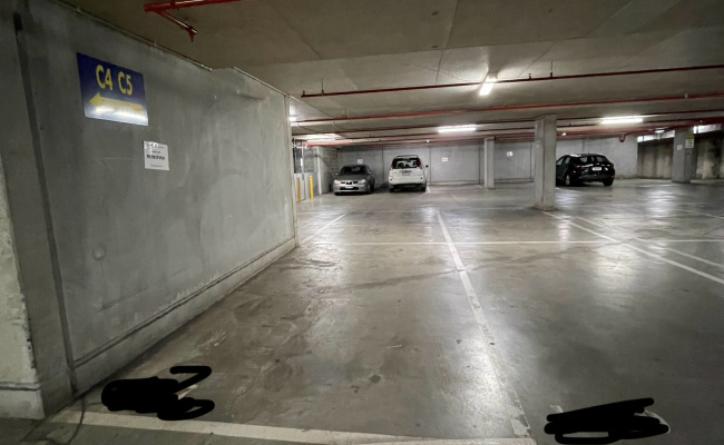 Secure Underground 24/7 carpark- Swipe key access near State Library