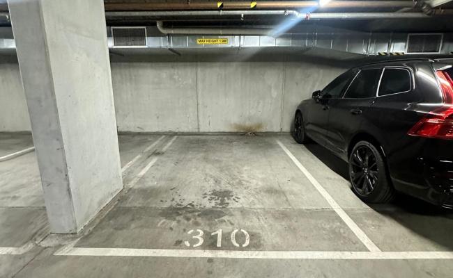 Convenient parking spot in Richmond! Located right next to bridge road and 4 minutes from tram stop.