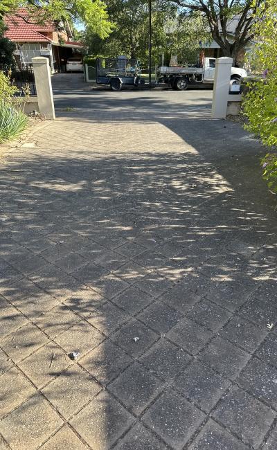 Great parking space 5 kms (10 mins) to CBD.