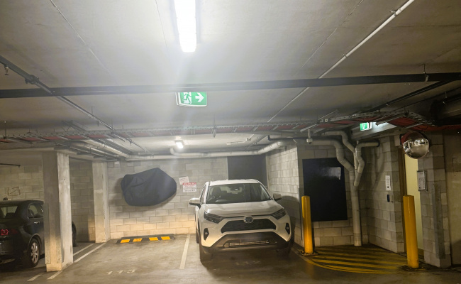 Secure Parking Space close to RBWH and Show Grounds