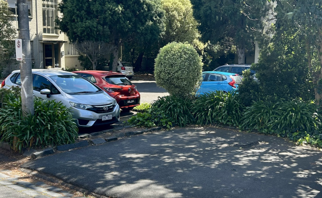 Easy parking near Hawksburn/Toorak
