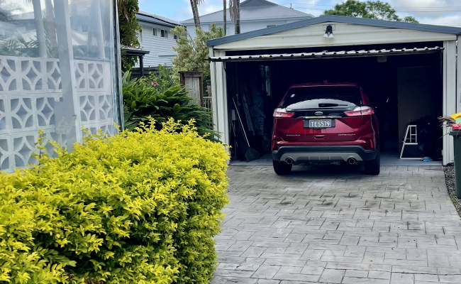 Garage parking behind electric gate at private house minutes from Brisbane Airport