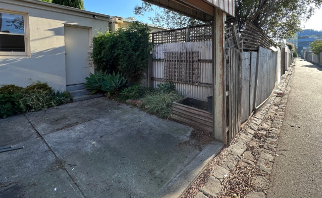 Richmond - Driveway Parking Near Barkly Gardens