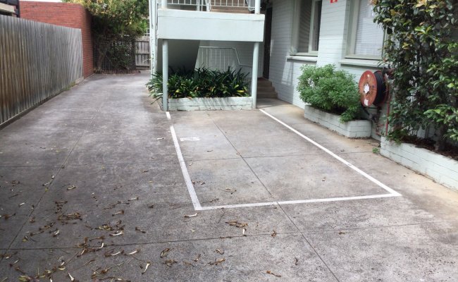 Located within a 2-3 minute walk to the Sandringham Line, Tram 67 and 623 Bus and Ripponlea Village.