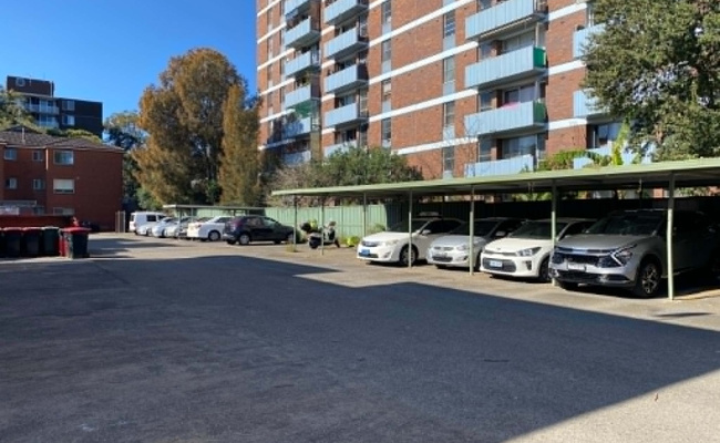 Quick and easy Eastlakes parking