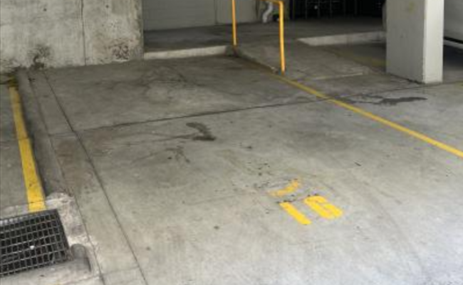 Great covered parking space in Darlinghurst