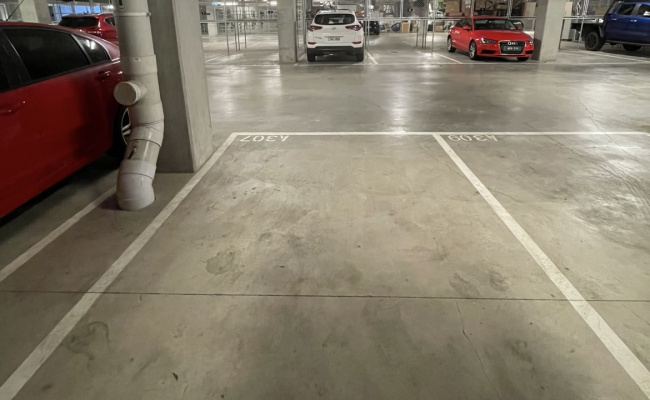 Spotswood - Secure Basement Parking near Train Station 