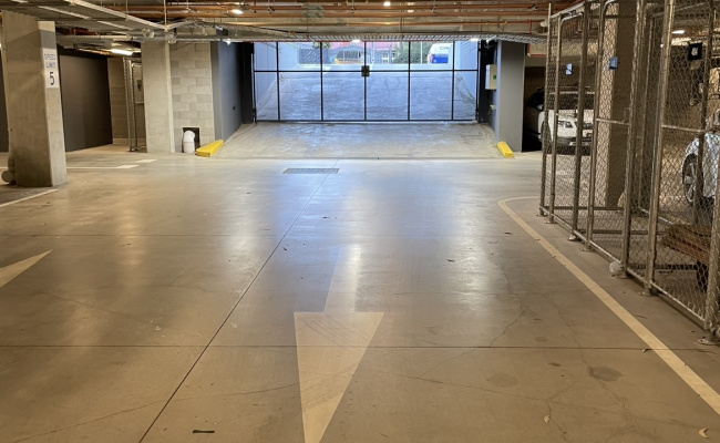 Spotswood - Secure Basement Parking near Train Station 