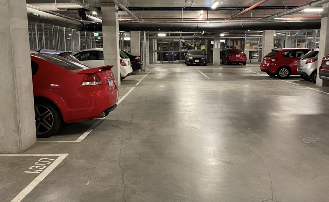 Spotswood - Secure Basement Parking near Train Station 