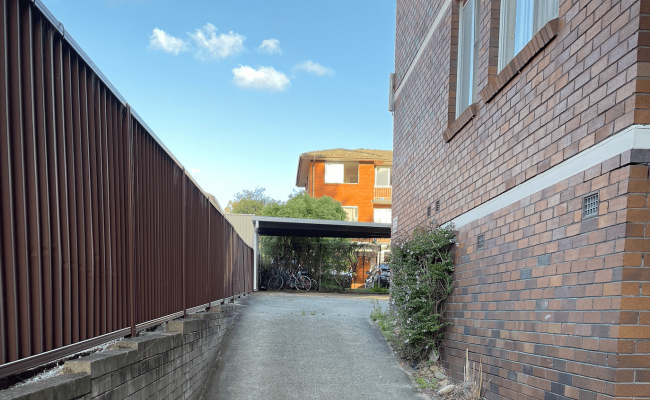 Meadowbank train station Car park