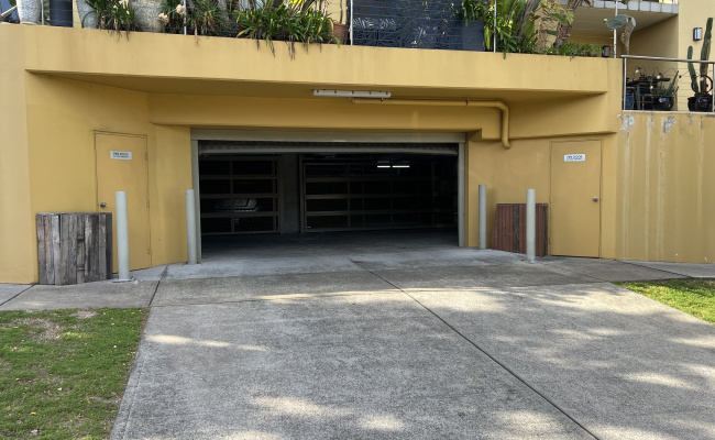 Secure Undercover Garage Parking, Lockup, 5 Mins from Coogee Beach!