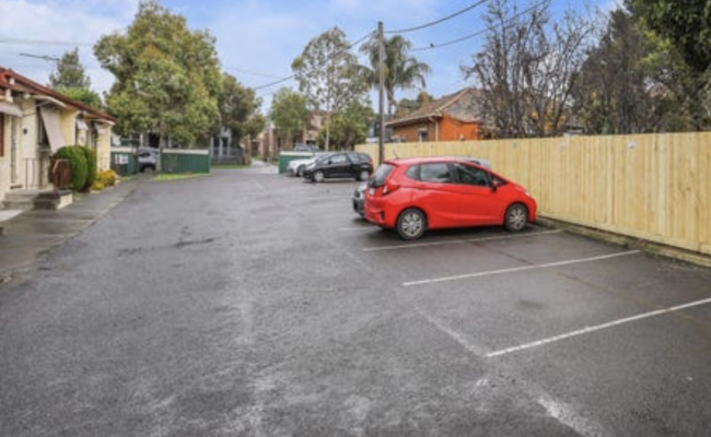 Easy to Highpoint and Tram in Maribyrnong