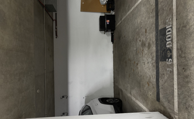 Great and safe parking space 5 mins from NGV, Shrine of Remembrance, and Victoria Barracks