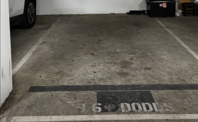 Great and safe parking space 5 mins from NGV, Shrine of Remembrance, and Victoria Barracks