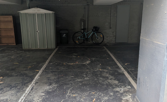 Great Parking close to CBD. Next to trams 11 and 96