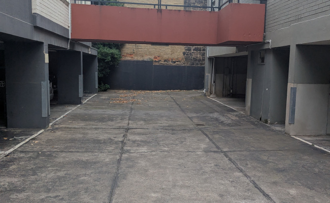 Great Parking close to CBD. Next to trams 11 and 96