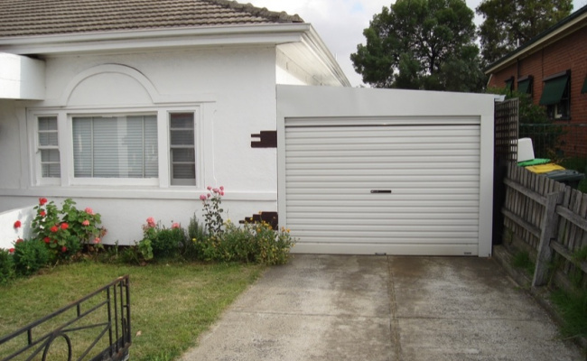 Safe Off-Street Driveway Parking next to Tram to City and Bus to Railway Stations