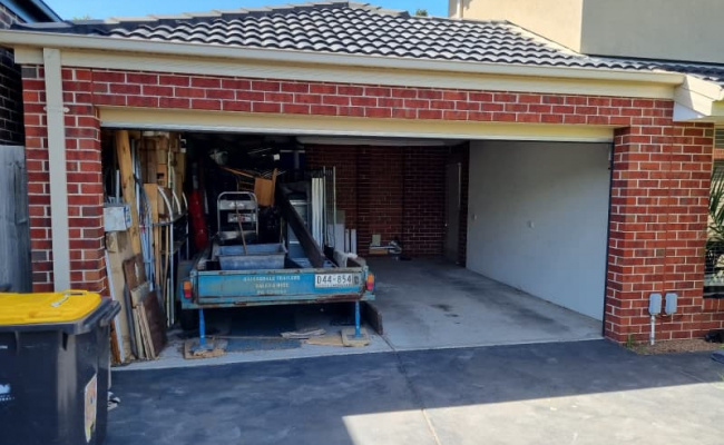 Clayton - Half Brick Double Garage close to Monash Medical Centre and UNI