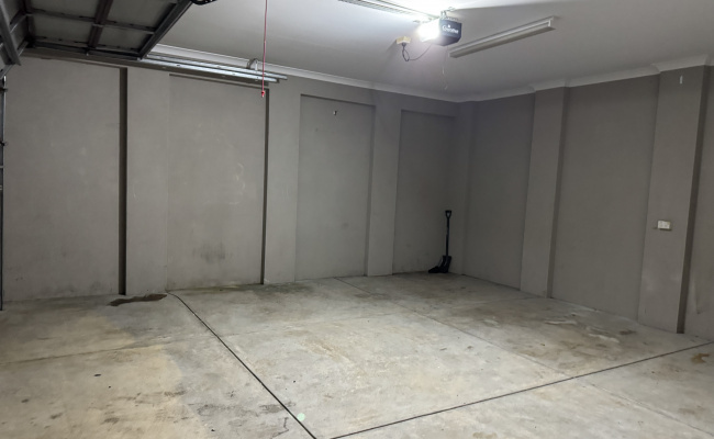 Double Lock up secure Garage 15 min to CBD