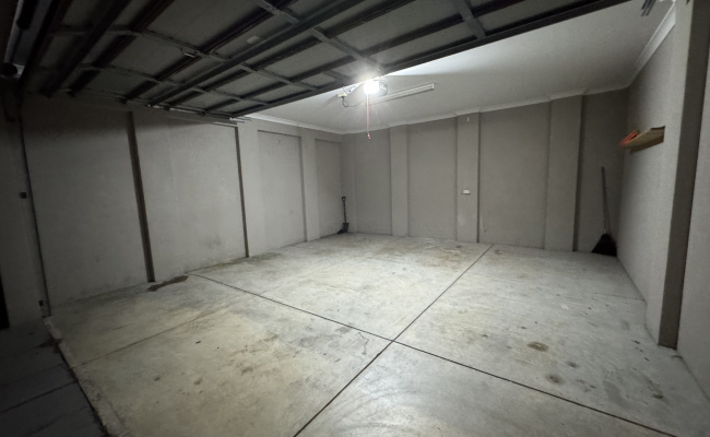Double Lock up secure Garage 15 min to CBD