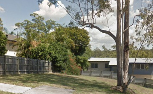 Great parking space for your boats, vans/utes.  Jindalee boat ramp walking distance down the road.