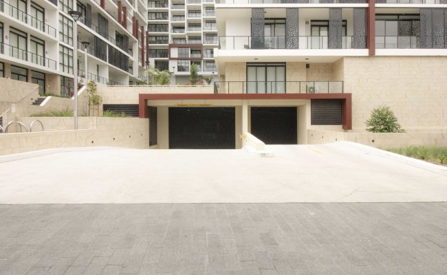 Meadowbank- New Indoor Lot 500m from Station