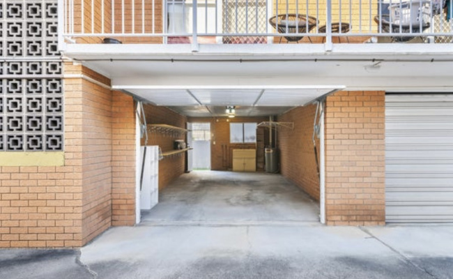 Ascot - Single Lock Up Garage near Train Station and Airport