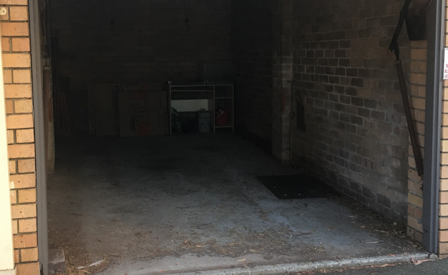 Lock-up garage. Easy access to North Shore & CBD
