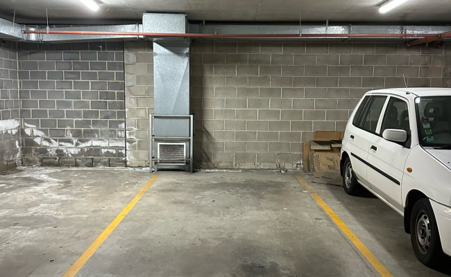 Undercover secure parking in Petersham