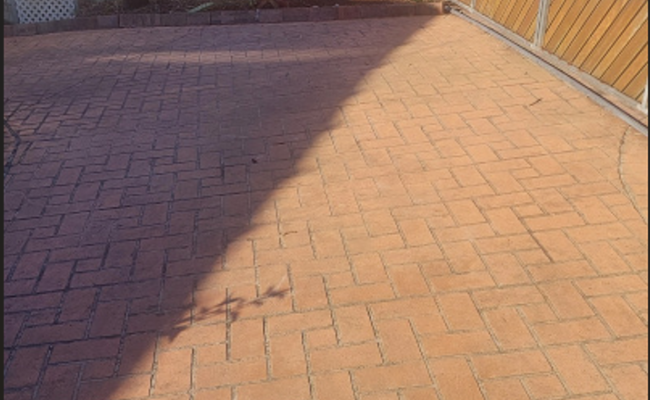Driveway parking. 10 minutes walk to Garden city. Easy access to buses