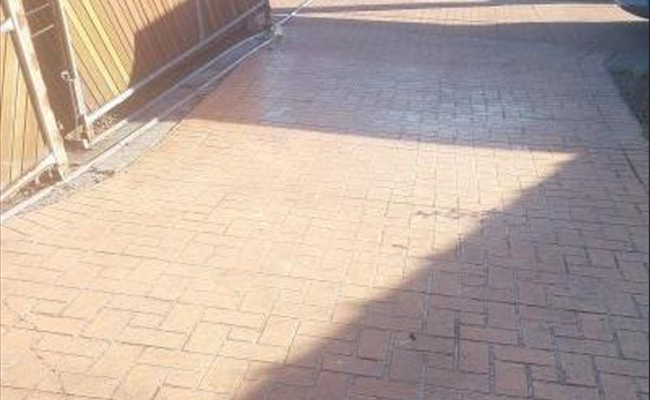 Driveway parking. 10 minutes walk to Garden city. Easy access to buses