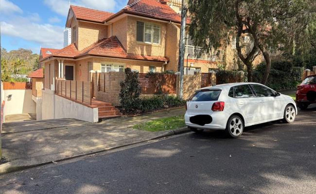 Secure parking only 10-15 min walk to North Sydney, Milsons Point train or Hayes St ferry wharf
