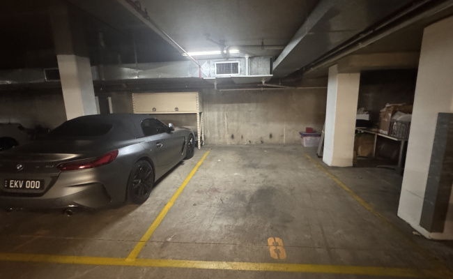 Secure car space - Corner of Riley & Norman st, 300m from Hyde Park.