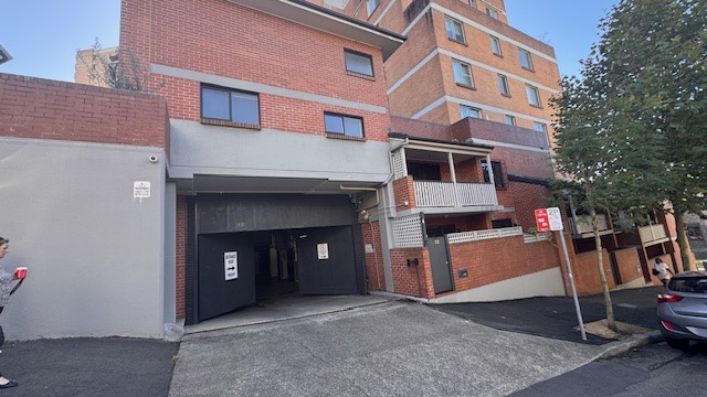 Secure car space - Corner of Riley & Norman st, 300m from Hyde Park.