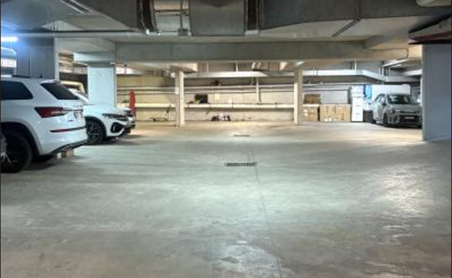 great parking 3 minute walk from bondi beach (1 minute from harris farms if you know)