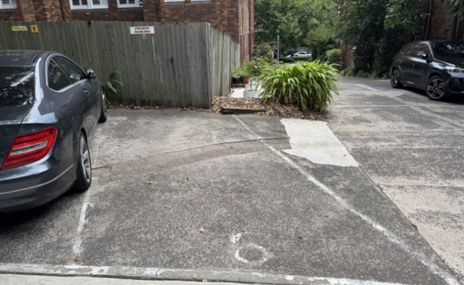 Outdoor parking space in private lot off Ocean Street near Edgecliff Station!