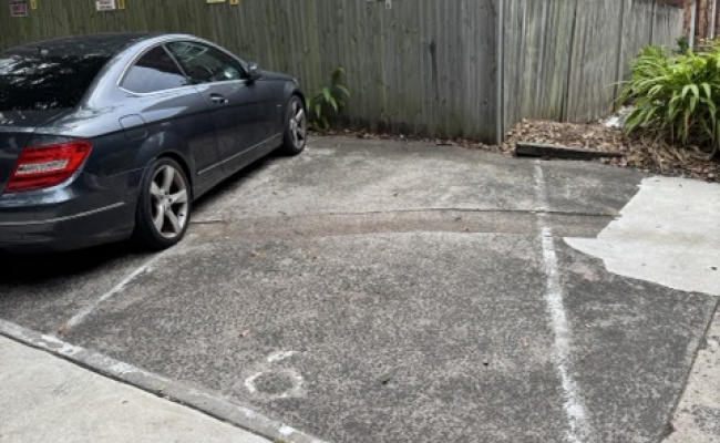Outdoor parking space in private lot off Ocean Street near Edgecliff Station!