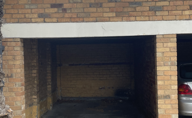 Secure off road parking 10 min walk to Elsternwick train station direct to Flinders / Southern cross