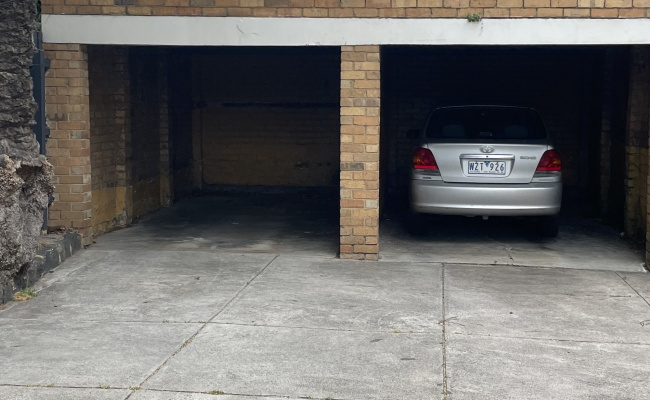 Secure off road parking 10 min walk to Elsternwick train station direct to Flinders / Southern cross