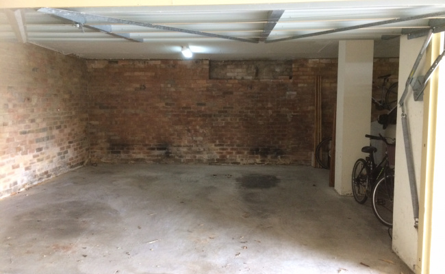 Single locked garage space to rent in Manly