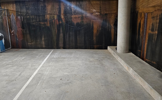 Secure Underground Spot 5 Mins to Bus/Train Station and Westfield