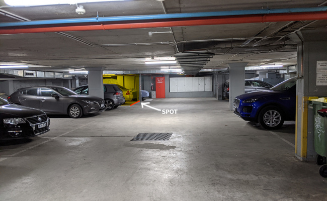 Collingwood - Secure Wide Indoor Parking near Freeway