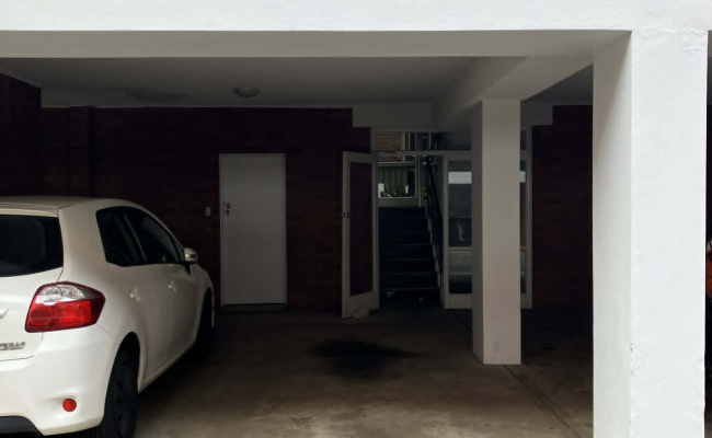Undercover 24/7 parking - 5 min walk to Epping Station - Small cars