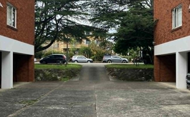 Undercover 24/7 parking - 5 min walk to Epping Station - Small cars