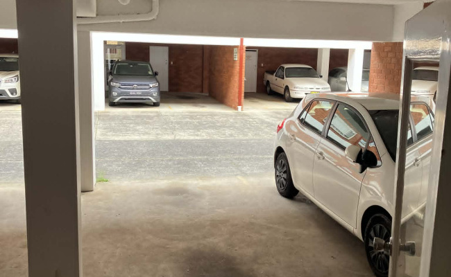 Undercover 24/7 parking - 5 min walk to Epping Station - Small cars