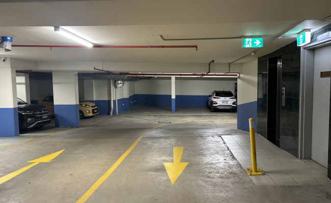 Killara - Secure Large Parking Spot close to Train Station and Pacific Highway